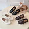 Zapatos casuales simples de cuero estilo británico para niñas 2026 primavera-verano nuevos mocasines para niños de suela blanda zapatos versátiles de moda