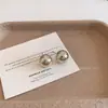 Brincos de Metal com Textura Plissada 2025 Novos Brincos Populares Leve Luxo High-End Brincos Simples para Mulheres Verão