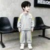 Conjunto de Sudadera para Niños Primavera y Otoño 2026 Nuevo Estilo Coreano Conjunto Deportivo de Dos Piezas para Niños Atractivos Ropa para Niños Pequeños y Niños Pequeños
