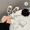 Plano 2D, linda camisa blanca con corbata gris y diseño de gato - protector de cable para evitar que los cables de carga de Apple se rompan