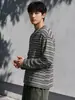 Camiseta Base Listrada Degradê Vintage Japonesa SAVAGEBASE para Homens, Novo Produto Outono 2026, Manga Longa com Gola Henley