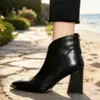 Botines de punta afilada en forma de V para mujer, con cremallera trasera, adorno metálico en la punta para realzar la forma del pie y un diseño versátil adecuado para otoño e invierno.