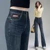 Jeans feminino levemente flare, novo estilo outono 2026, cintura alta, modelador, com caimento fluido, calça flare em forma de ferradura