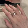 Anel de Flor de Lis com Diamantes Cintilantes de Luxo Leve Estilo Francês para Mulheres, Design Simples de Nicho, Anel para Dedo Indicador, Anel Empilhável para o Dia a Dia