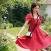 Vestido Sweet Plaid Vermelho Estilo Francês para Mulheres, Novo Modelo Verão 2026, Decote Quadrado, Mangas Bufantes, Ajuste na Cintura, Emagrecedor, Vestido Curto Doce