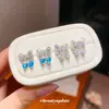 Brincos de Tarraxa Zircônia Fresca Prateada em Forma de Laço para Mulheres Brincos de Luxo Leve com Toque de Alta Qualidade Ornamentos de Orelha Exquisitos de Nicho Versáteis para o Dia a Dia