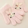 Luvas infantis de desenho animado com etiqueta, luvas de cinco dedos quentes e à prova de frio de inverno, luvas de lã tricotada com blocos de cor de desenho animado, espessadas