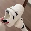 Sapatos de Alto Valor com Biqueira de Concha e Velcro Solado Grosso Feminino Outono 2026 Novo Estilo Tênis Brancos Tênis de Estudante Pão