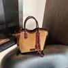 Bolsa Pequena de Mão Simples Transfronteiriça Feminina de Nicho Bolsa Saco Transversal Moda Outono 2025 Versátil Bolsa para o Dia a Dia