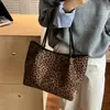Nova bolsa tote versátil, grande capacidade, estilo casual, superfície macia, estampa de leopardo, coleção 2026, bolsa de ombro feminina em camurça para o dia a dia