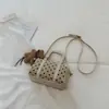 Nuevo modelo de principios de otoño de 2026, alto valor estético, bolso Boston de mano simple y único, bolso de hombro y bandolera de lunares de moda nicho