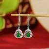 Joyería Yuebao Plata Esterlina S925 Chapado en Oro Esmeralda Retro Patrón Hierba Tang Calado Gota para Oreja Estilo Nacional Elegante Gancho para Oreja de Plata