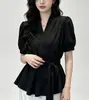 Camisa feminina de manga curta com decote V irregular estilo francês, novo modelo de verão, acinturada, emagrecedora, toque de alta qualidade, blusa com amarração para mulheres