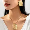 Conjunto de collar y aretes de tres piezas con textura geométrica plisada grande para mujer, simple y versátil