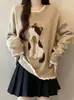 Suéter de punto recto con bordado de gato color avena para mujer, nuevo y elegante para otoño 2026, top suave y acogedor A13623