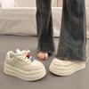 Sapatos Brancos de Couro Macio com Solado Grosso para Mulheres, Novos Tênis Plataforma Tendência Outono 2026, Aumentadores de Altura Casuais Esportivos para Estudantes