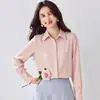 Camisa Azul Satinada Estilo Hong Kong para Mujer con Cuello de Solapa, Nueva Colección Primavera 2026, Corte Holgado, Top de Manga Larga con Caída, Estilo para Viajar