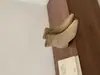Botas femininas em estoque com bico quadrado, forro de veludo, zíper traseiro e salto anabela fino para outono e inverno, estilosas para o trabalho, adequadas para combinar com saias e calças pantalona