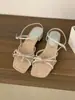 Vestido Estilo Fada Sandálias de Bico Quadrado e Dedos Abertos Feminino Verão 2025 Novo Estilo Francês Lindo Salto Baixo Delicado Sapatos de Noite