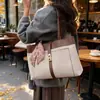 Bolso Tote Gran Capacidad Moda Femenina Versátil Bolso de Hombro Simple Casual Nicho Lujo Ligero Bolso de Axila Bolso de Viaje para Mujer