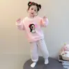 Conjunto de pijama meio fleece para meninas, novo estilo outono/inverno 2026, roupas de inverno quentes da moda para crianças, roupa de ficar em casa em fleece coral