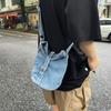 Bolso Satchel Pequeño Vintage Ligero y Duradero de Mezclilla Lavada para Hombre Estilo Japonés Casual Mochila Cruzada para Mujer Tipo Cubo