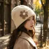 Gorro de lana floral tridimensional, gorro de punto moderno y versátil, gorro cálido y protector para los oídos para otoño e invierno, gorro fresco y dulce para mujer
