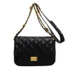 Cadeia All-match Small Square Bag Feminino 2023 Novo Verão Simples Moda Rhombic Shoulder Bag Western Style Crossbody Underarm Bag