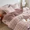 Juego de cuatro piezas de terciopelo de leche con estampado de rayas simples clase A, antiestático para invierno, engrosado para abrigar, y un juego de tres piezas con forro polar adicional para dormitorios