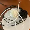 Colar com Pingente de Camélia em Cetim Suave Estilo Francês, Estilo Vintage para Festas, Novo Modelo Doce para Primavera e Verão com Temperamento Único