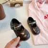 Sapatos de Princesa para Meninas 2026 Primavera e Outono Prata Estilosos Sapatos Pequenos de Couro para Crianças Mocassins de Solado Macio Sapatos Individuais Antiderrapantes Sapatos de Performance