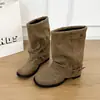 Pantalones versátiles de otoño, botas de moda nuevas, largo hasta la mitad de la pantorrilla, diseño plisado, estilo 2026, detalle de hebilla de cinturón, estilo retro, botas para mujer