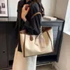 Bolsa Grande de Alto Padrão com Contraste de Cores Simples para Mulheres 2024 Nova Versátil Popular Bolsa de Ombro Grande Capacidade Bolsa Tote para o Dia a Dia
