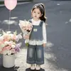 Roupas infantis femininas gentis e elegantes em estilo coreano, conjunto de três peças em camadas com jeans com suspensório e renda, conjunto versátil para meninas