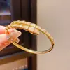 Pulseira com Fivela Trapezoidal Geométrica em Ouro 18K Eletrodepositado com Zircônia Luxo Acessível Joia de Mão Única Elegante para Mulheres