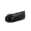 Zapatos infantiles estilo coreano 2026, nuevos zapatos de piel brillantes de princesa para primavera y otoño para niñas, elegantes mermaids planos para niñas pequeñas