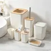 Conjunto de artigos de higiene pessoal para banheiro com padrão de ondas para uso doméstico, incluindo lixeira de mesa, saboneteira, copo para enxaguante bucal, frasco de loção, conjunto de 7 peças