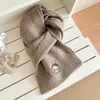 Bufanda de Lana Tejida con Bordado de Conejo para Hombres y Mujeres, Otoño e Invierno, Color Rojo Sólido, Calentador de Cuello Corto, Nuevo Modelo 2026
