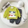 Nuevo conjunto informal de dos piezas tipo sudadera para principios de otoño para bebés niños, atuendo de otoño para niños, ropa de abrigo de otoño para bebés.