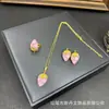 Novo Conjunto de Joias de Jade com Morangos, Colar Estilo Francês Totalmente Cravejado de Diamantes Feito à Mão, Brincos de Luxo Leve, Anel, Acessórios Personalizados