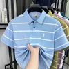 Camiseta de Hombre de Manga Corta de Seda de Hielo Rayada 2026 Verano Nuevo Estilo Logo de Caballo Bordado Bloques de Color Cuello Camisero Polo de Hombre Venta al por Mayor