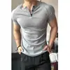 Camiseta Gris de Manga Corta Ajustada para Hombre, Estilo Nuevo Verano 2026, con Cuello Polo Estilo Americano, Camiseta Base Trendy para Fitness y para Mostrar Músculos