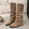 Botas Plataforma Bootleg Novo Estilo Outono/Inverno 2026 Aumento de Altura 7cm Fivela de Cinto Botas Longas Salto Alto Bico Fino Botas Western Cowboy