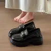 Mocassins femininos de couro sintético com sola grossa, novo estilo verão 2026, que aumentam a altura, sapatos casuais versáteis com fivela de metal