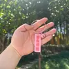 Estilo de Tendencia Nacional Texto de Doble Cara "Suceden Cosas Buenas" Llavero de Acrílico con Cuerda de Acero Inoxidable Colgante para Bolso Regalo