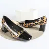 Zapatos de tacón bajo de cuero genuino con estampado de leopardo negro para mujer, estilo nuevo de otoño, tacón grueso, puntera cuadrada, tacón medio, elegantes y versátiles, cómodos para los pies