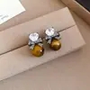 Pendientes Geométricos de Zirconia Ojo de Tigre Aguja de Plata Retro Maillard Nicho Pendientes Elegantes Lujo Accesible Pendientes de Gama Alta para Mujer