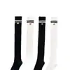 Calcetines Largos de Algodón Peinado Estilo Uniforme JK Calcetines Largos Bordados para Estudiantes Femeninas Calcetines Altos Rayados Antideslizantes Dos Colores Blanco y Negro