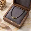 Moderna, minimalista y elegante, esta cadena para clavícula de cristal negro con cuentas hecha a mano irradia un toque de lujo discreto.. Es una opción sofisticada y de alta gama para la ropa de noche, con delicados detalles plateados.