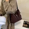 Bolso de axila retro de gamuza de nicho para mujer, nuevo estilo 2026, bolso de hombro casual y versátil, bolso cruzado para el día a día